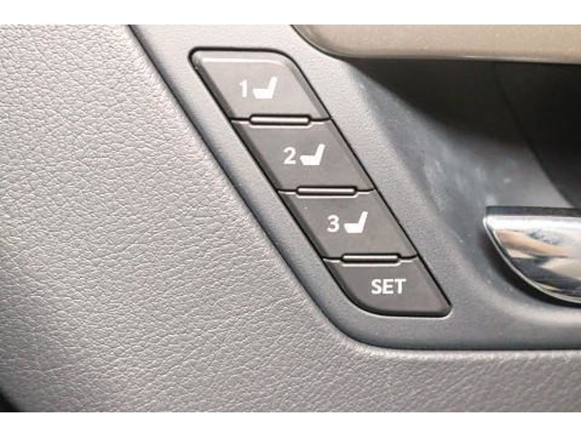 シートメモリー機能。シート位置を記憶させるとワンタッチで、設定したシート位置に可動します。