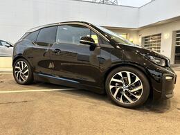 ウォータースポットが出来にくい親水性コートは強さに応じて3種類、【ミラーフィニッシュ】【同スーパー】【同プレミアム】がございます。コーティングは下地処理が肝心、確かな技術で施工します、お任せ下さい！