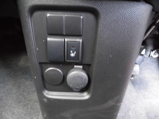 運転席側シートヒーター付いてます☆冬場は助かる装備です♪