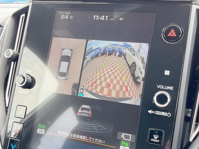 【デジタルマルチビューモニター】車のフロントやサイドのカメラ画像を同時にモニター表示することで、悪路や狭い道を走行時でも周囲の状況確認ができ安心！本格SUVにうれしい装備です♪