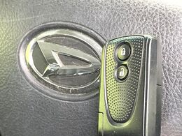 【キーフリーシステム】カバンやポケットに入れたままでもドアの施錠・解錠が可能なスマートキーを装備。エンジンのオン・オフ時もカギを取り出す必要が無いからとっても便利です♪