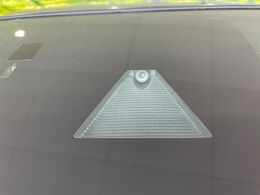 【スマートブレーキサポート】走行中に前方の車両等を認識し、衝突しそうな時は警報とブレーキで衝突回避と被害軽減をアシスト。より安全にドライブをお楽しみいただけます。
