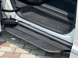 ステップは、SUVやミニバンなど車高の高い車において、乗り降りをサポートする実用的な装備☆特にお子さまや高齢の方にとっては大きな助けとなり、安心感を与えてくれ、迫力を増すアクセントにもなり人気があります！