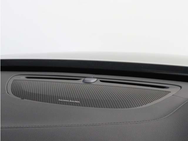 【harman/kardon】世界のオーディオファン垂涎のプレミアムサウンドシステムを搭載。原音に近い音場空間を忠実に再現。乗る人すべてに最良の音響体験を提供します。