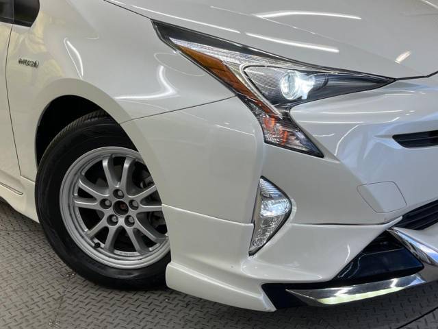 【LEDヘッドライト】悪天候や夜間走行時も良好な視界を確保し安心して運転できる高輝度LEDヘッドライトを装備！点灯速度が早く、消費電力も抑えられています。