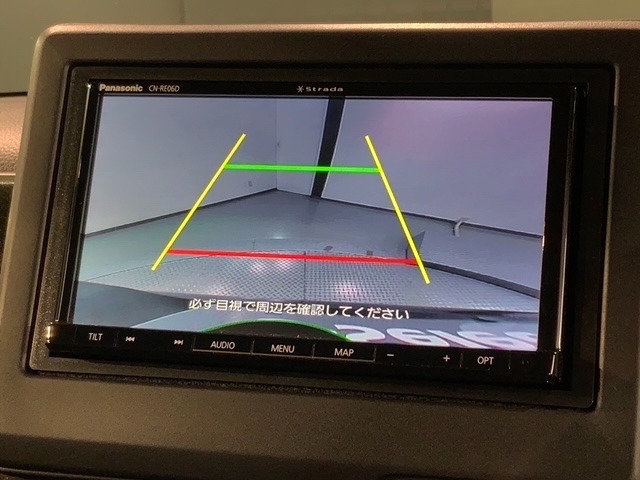 リバースギアに入れるだけで後方の表示へ切り替わります。夜間や雨の日の駐車も楽になりますよ。