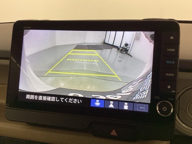 リバースギアに入れるだけで後方の表示へ切り替わります。夜間や雨の日の駐車も楽になりますよ。