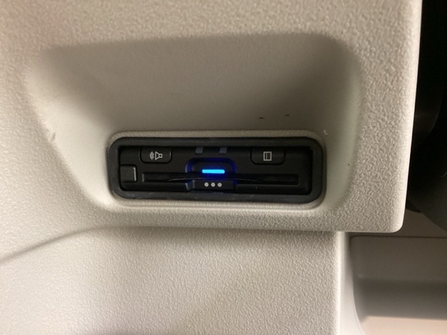 いまや快適なカーライフに欠かせないETCが付いています。