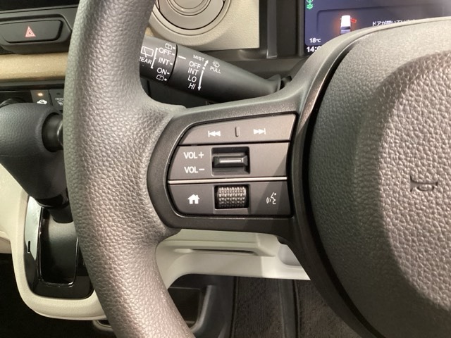 ステアリングにオーディオ操作スイッチが付いています。オーディオ画面に直接タッチしなくても操作が出来ますので、運転に集中できます。