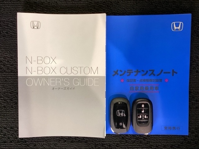 スマートキーは鍵をバッグに入れたままでもドアロックの開閉やエンジンのON・OFFができます。夜間や雨の日も鍵を探さなくて良いので便利です。