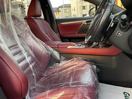 【運転席】座り心地が良いシートなので長時間の運転でも快適にお過ごしいただけます。新品のフロアマットのご注文も可能です。掲載箇所以外にご希望の写真がございましたらお気軽にお問い合わせ下さい。