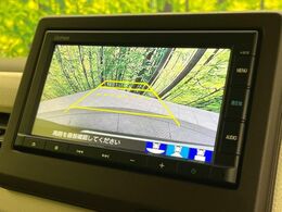 【バックカメラ】駐車時に後方がリアルタイム映像で確認できます。大型商業施設や立体駐車場での駐車時や、夜間のバック時に大活躍！運転スキルに関わらず、今や必須となった装備のひとつです！