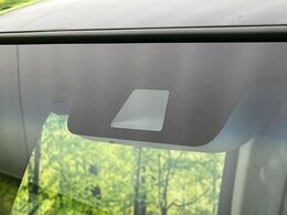 【ホンダセンシング】走行中に前方の車両等を認識し、衝突しそうな時は警報とブレーキで衝突回避と被害軽減をアシスト。より安全にドライブをお楽しみいただけます。