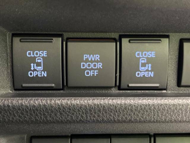 【両側パワースライドドア】スマートキーや運転席のスイッチで後席両側スライドドアの開閉が可能♪電動だから力を入れてドアを開ける必要が無く、小さなお子様でも簡単に開け閉めでき快適です♪