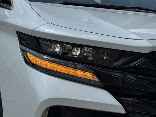 LEDライトは、明るく瞬時に点灯するため視認性が高く、省エネで長寿命☆彡デザイン面でも自由度が高く、車の顔をシャープかつ未来的に演出し、機能性と美しさを兼ね備えた魅力的な存在です！交換も承っております ☆