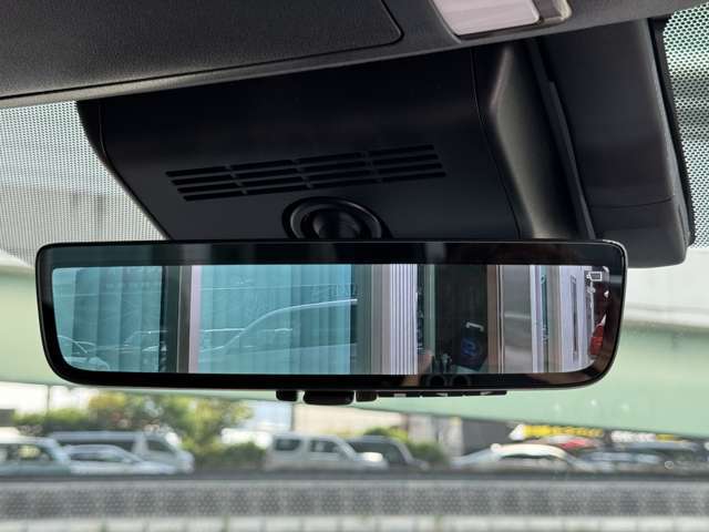 後方の視界を確保するための重要な安全装備であり、運転中の状況判断を支えます☆彡近年では、従来の鏡面タイプに加え、車内カメラと連動したデジタルインナーミラーも登場し、夜間や悪天候時でも鮮明な映像です☆彡