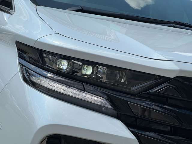 LEDライトは、明るく瞬時に点灯するため視認性が高く、省エネで長寿命☆彡デザイン面でも自由度が高く、車の顔をシャープかつ未来的に演出し、機能性と美しさを兼ね備えた魅力的な存在です！交換も承っております ☆