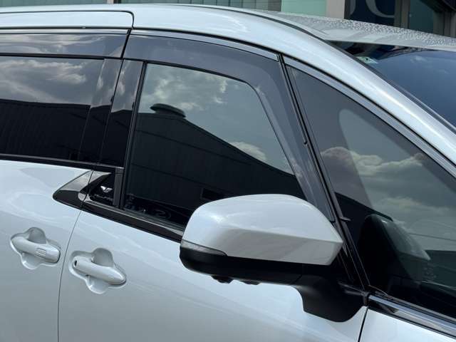 電動格納機能やブラインドスポットモニターが搭載☆電動格納ミラーは駐車時の衝突リスクを減らし、便利さを向上させております☆彡ブラインドスポットモニターは死角を監視し、車線変更時の安全をサポートします☆彡