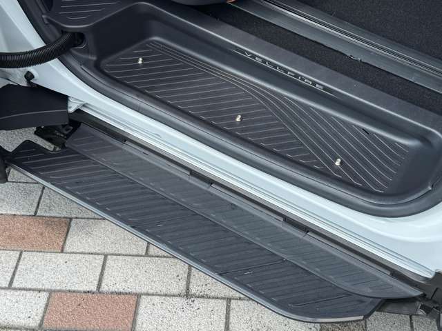 ステップは、SUVやミニバンなど車高の高い車において、乗り降りをサポートする実用的な装備☆特にお子さまや高齢の方にとっては大きな助けとなり、安心感を与えてくれ、迫力を増すアクセントにもなり人気があります！