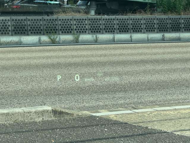 カラーヘッドアップディスプレイ(HUD)は、運転中に必要な情報をフロントガラス上に映し出すことで、視線を大きく動かすことなく安全に運転できる先進装備☆速度、ナビの案内、標識などをカラーでわかりやすく表示 ！
