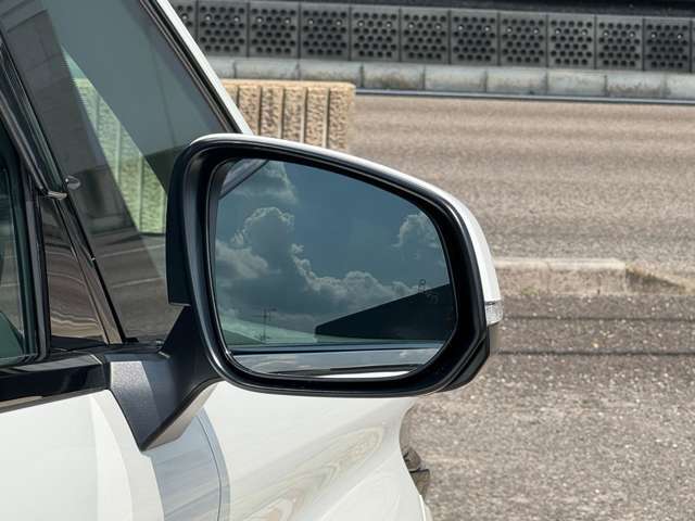 電動格納機能やブラインドスポットモニターが搭載☆電動格納ミラーは駐車時の衝突リスクを減らし、便利さを向上させております☆彡ブラインドスポットモニターは死角を監視し、車線変更時の安全をサポートします☆彡