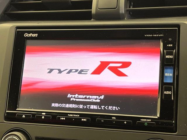 【純正SDナビ】インテリアに溶け込むスタイリッシュな「専用設計」メーカーナビを装備♪視認性や操作性など基本性能にも優れ、より上質なカーライフをお楽しみいただけます。