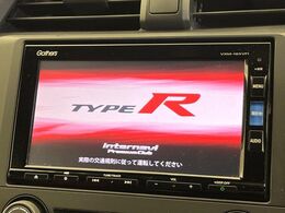【純正SDナビ】インテリアに溶け込むスタイリッシュな「専用設計」メーカーナビを装備♪視認性や操作性など基本性能にも優れ、より上質なカーライフをお楽しみいただけます。