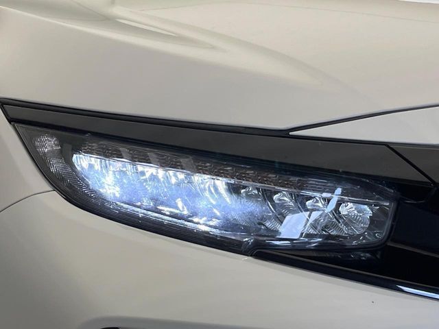 【LEDヘッドライト】悪天候や夜間走行時も良好な視界を確保し安心して運転できる高輝度LEDヘッドライトを装備！点灯速度が早く、消費電力も抑えられています。