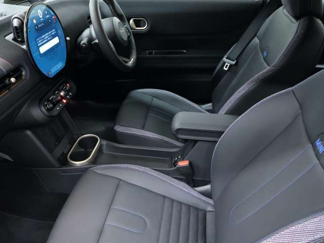 動物由来のレザーを廃止し、ベスキンという新素材の合皮シートになっており、座り心地も良いです。