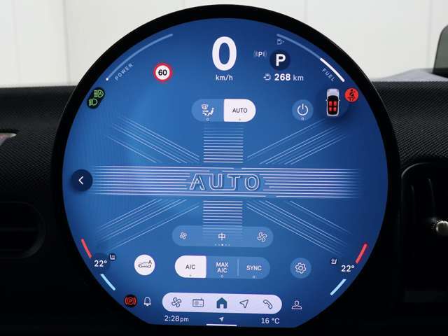 エアコンも画面から、温度、風向き、風量が変更できます。緊急性が高いデフロスター（曇り止め）ボタンは物理スイッチで残っております。