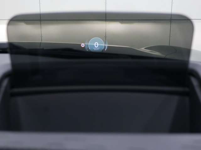 ヘッドアップ・ディスプレイ　：現在の車速やナビゲーション・システムによるルート案内の矢印表示など、さまざまな情報をフロント・ウインドーに投影することで、ドライバーの視界内に表示します。