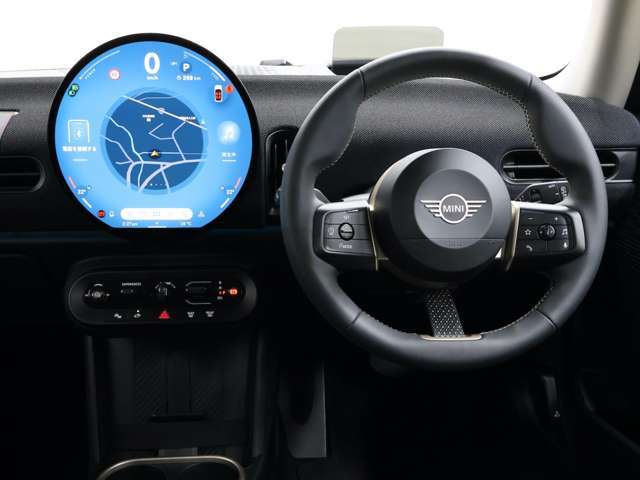 運転に必要な情報はヘッドアップディスプレイ、中央ディスプレイからタッチパネルで操作します。