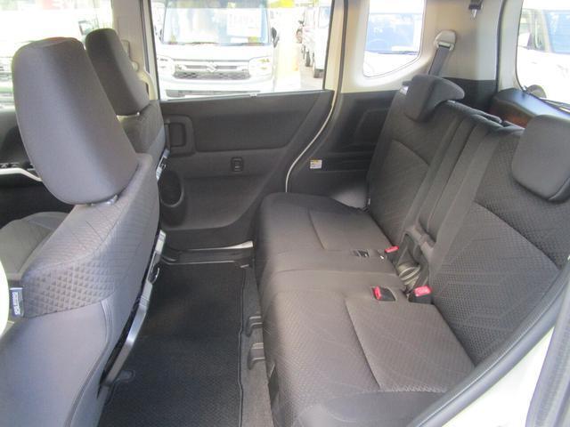 前後のシート間隔を余裕を持たせることでゆったり座れる後席となっております♪