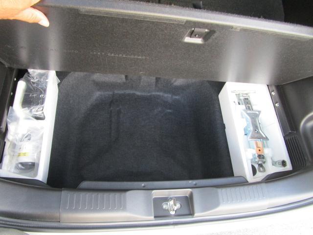トランクルームには工具とパンク修理キットがあります。