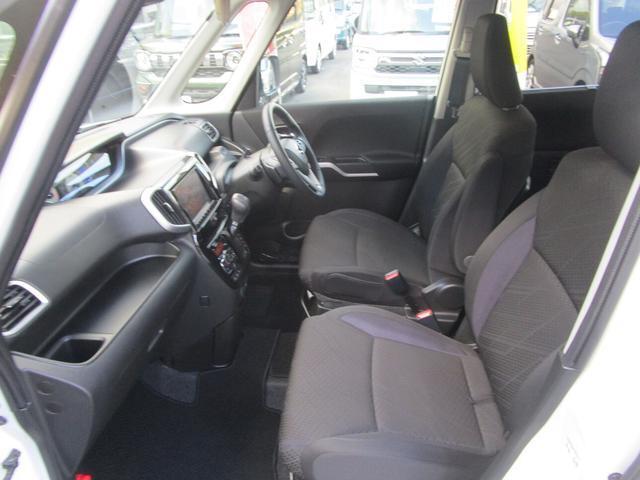 セパレートシートですがインパネシフト採用の為足元広々です。