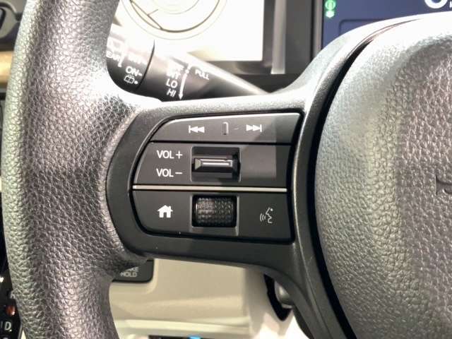 ステアリングにオーディオ操作スイッチが付いています。オーディオ画面に直接タッチしなくても操作が出来ますので、運転に集中できます。