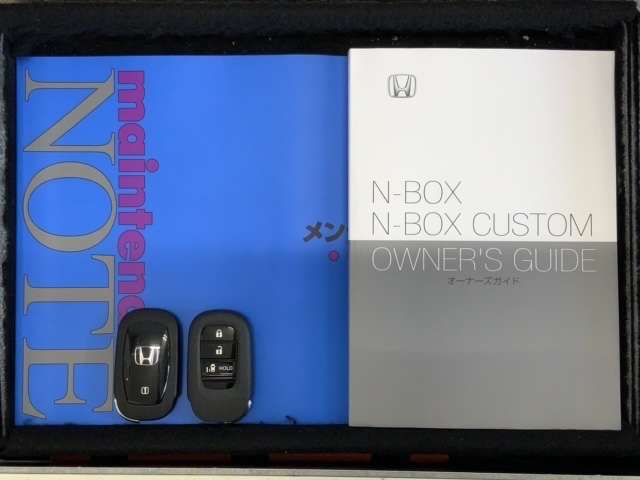 スマートキーは鍵をバッグに入れたままでもドアロックの開閉やエンジンのON・OFFができます。夜間や雨の日も鍵を探さなくて良いので便利です。