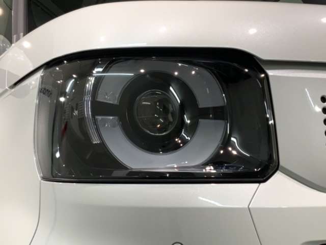 LEDヘッドライトは、点灯の瞬間から最大光量を発揮し、突然暗くなるトンネルなどでの安定感を高めます。
