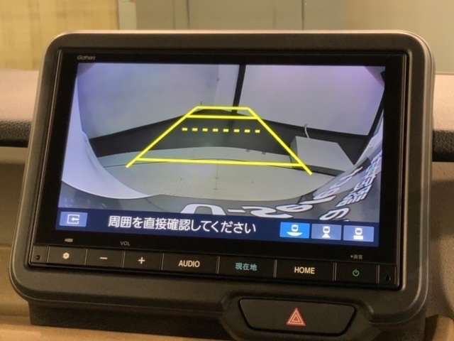 リバースギアに入れるだけで後方の表示へ切り替わります。夜間や雨の日の駐車も楽になりますよ。