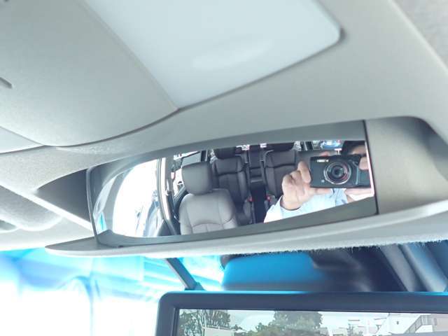 ミラーがございますので多人数乗車の際も後席の方と目線を合わせて会話することが可能です♪