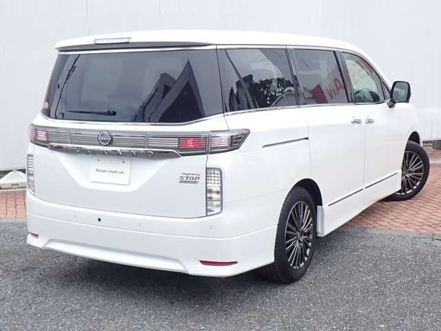 後部ガラスにはプライバシーガラスが装備されており不快な紫外線や日差しをカットしてくれますので快適にお乗りいただけます♪