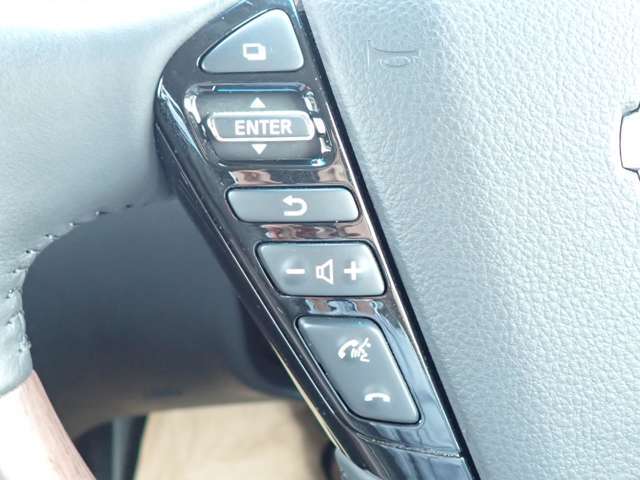 ステアリングスイッチが装備されておりステアリングから手を離す事無くオーディオ類の操作が可能ですので非常に便利です♪