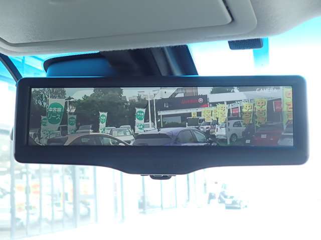 スマートルームミラーがリヤカメラで車両後方の映像ルームミラー表示しをクリアな後方視界を確保してくれます。