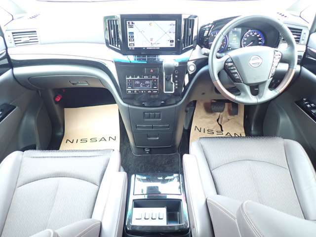 木目調パネルと上質な素材が織りなす高級感溢れるインパネ♪操作しやすいレイアウトで運転も快適♪