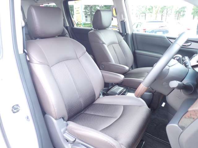 体を包み込んでくれるクッション性の高い運転席♪長距離お乗りいただいても快適にお乗りいただけます♪