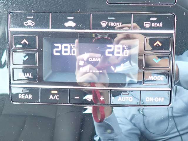 左右独立型オートエアコンが装備されており運転席・助手席の方に合わせて温度調節をしていただけますので快適にお乗りいただけます♪