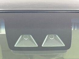 【スマートアシスト】走行中に前方の車両等を認識し、衝突しそうな時は警報とブレーキで衝突回避と被害軽減をアシスト。より安全にドライブをお楽しみいただけます。