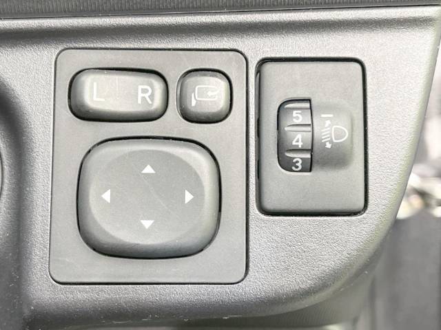 【電動格納ミラー】サイドミラーは電動格納式となっており、狭い駐車場でもキズがつくリスクを抑えられます。