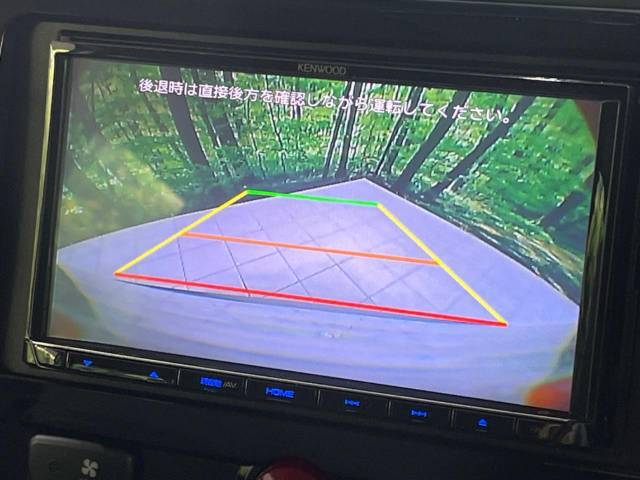 【バックカメラ】駐車時に後方がリアルタイム映像で確認できます。大型商業施設や立体駐車場での駐車時や、夜間のバック時に大活躍！運転スキルに関わらず、今や必須となった装備のひとつです！