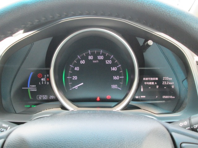 自動車らしさの残るメーターです。